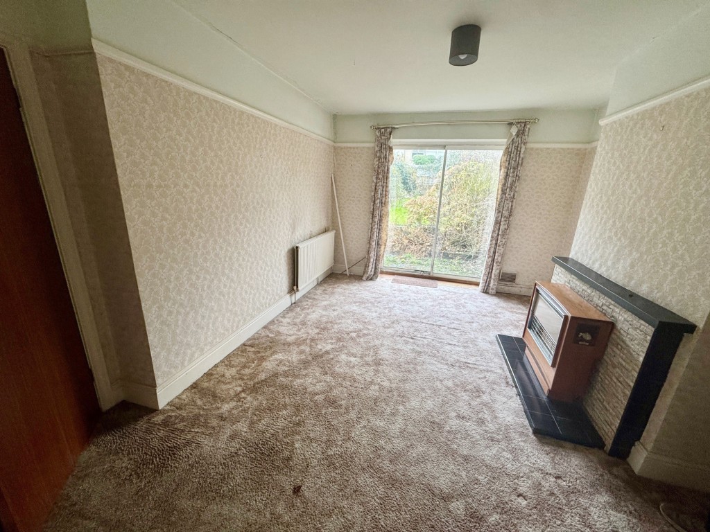 Lot: 150 - THREE-BEDROOM SEMI-DETACHED HOUSE FOR IMPROVEMENT - Dining room